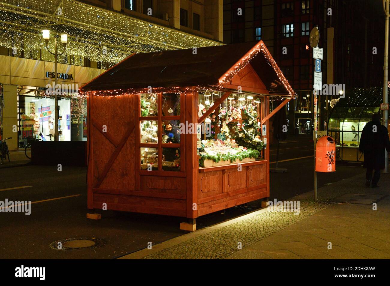 In alternativa ai Weihaftertsmarkets annullati, quest'anno ci sono stand individuali con Weihaftertsschmuck e offerte come VIN brulé, mandorle e bratwurst, qui nella parte auto-free di Friedrichstrasse. Berlino, 10 dicembre 2020 | utilizzo in tutto il mondo Foto Stock