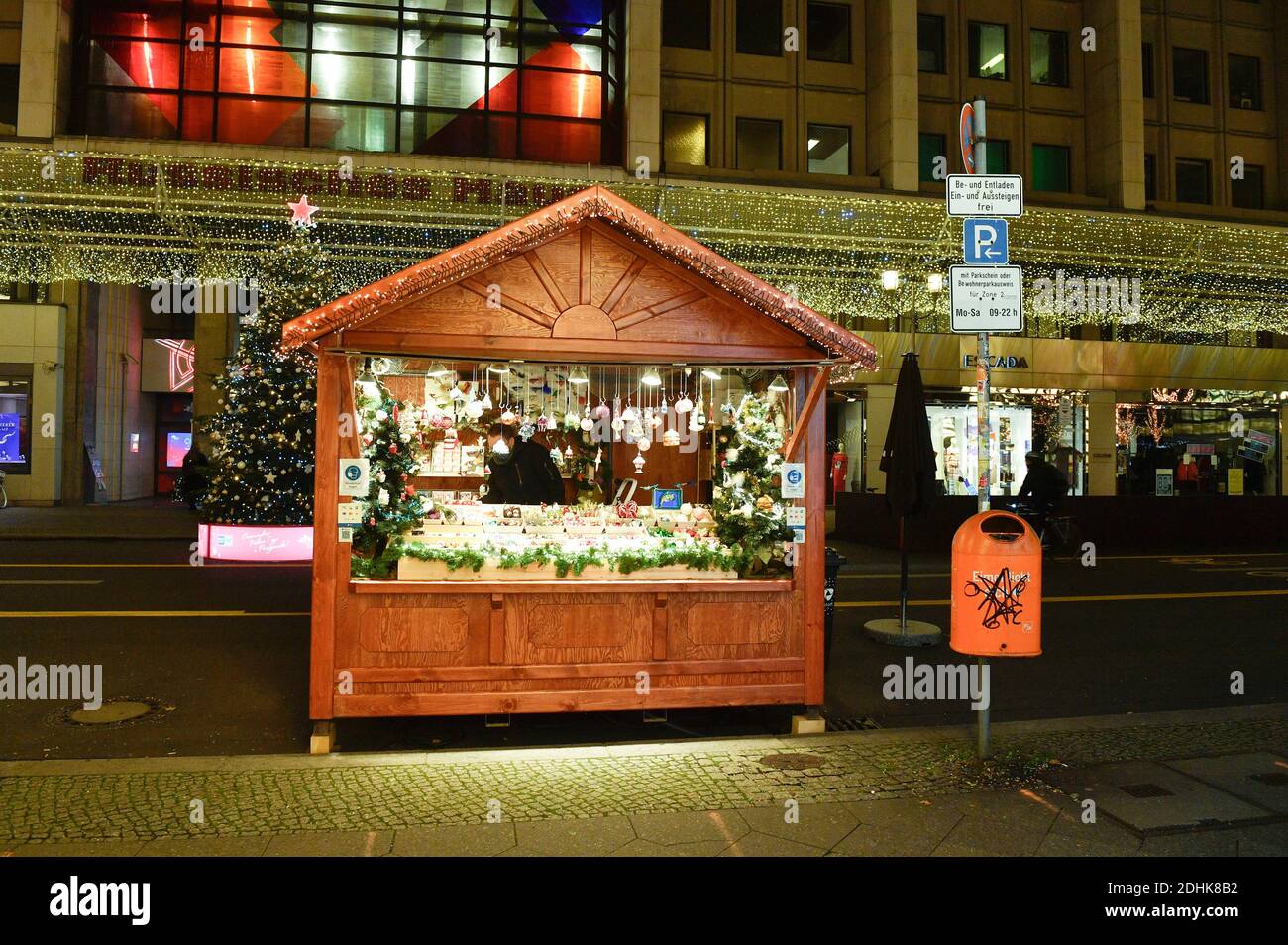 In alternativa ai Weihaftertsmarkets annullati, quest'anno ci sono stand individuali con Weihaftertsschmuck e offerte come VIN brulé, mandorle e bratwurst, qui nella parte auto-free di Friedrichstrasse. Berlino, 10 dicembre 2020 | utilizzo in tutto il mondo Foto Stock