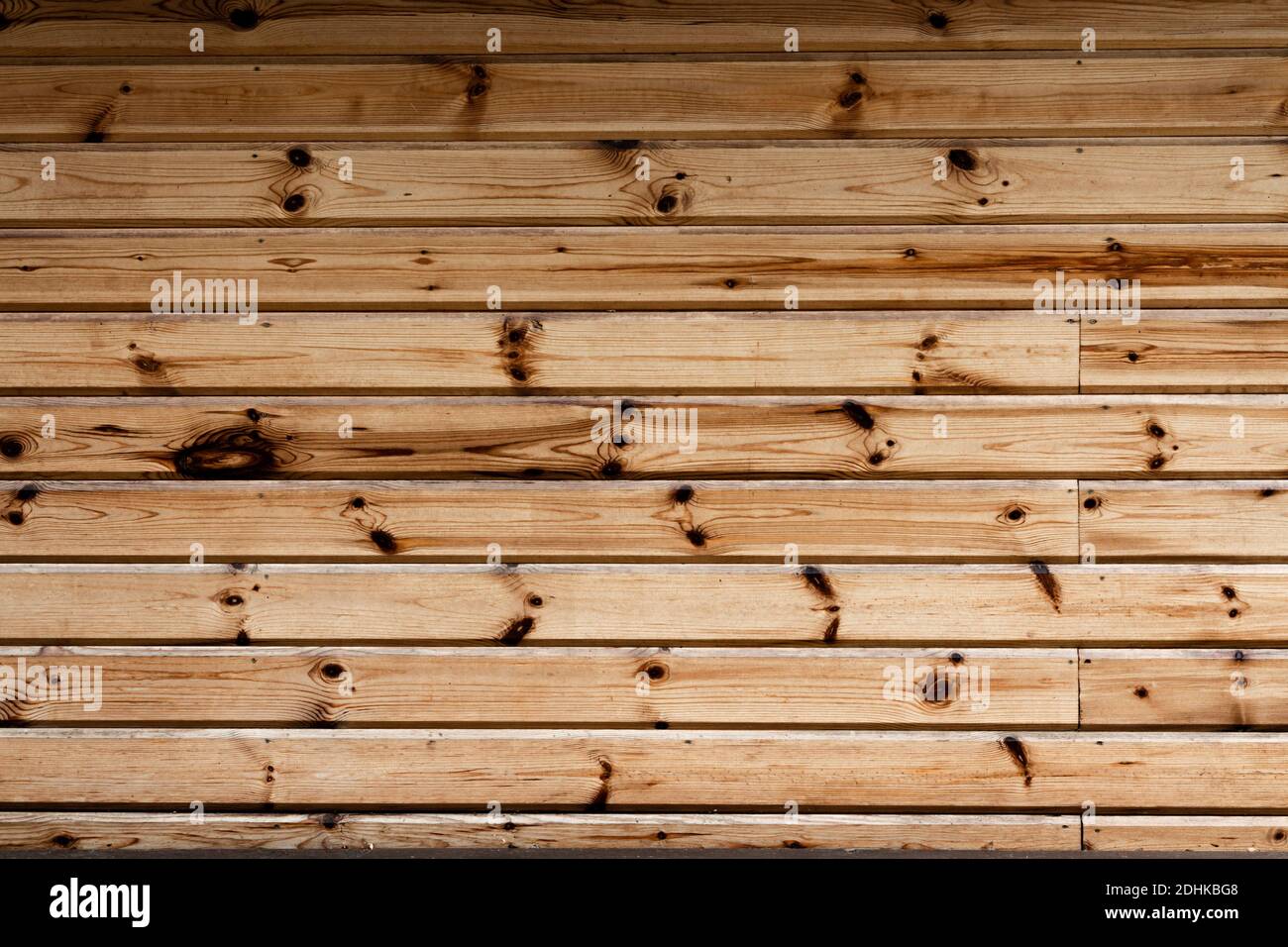 parete da legno disposto orizzontalmente tavole legno naturale pino Foto Stock