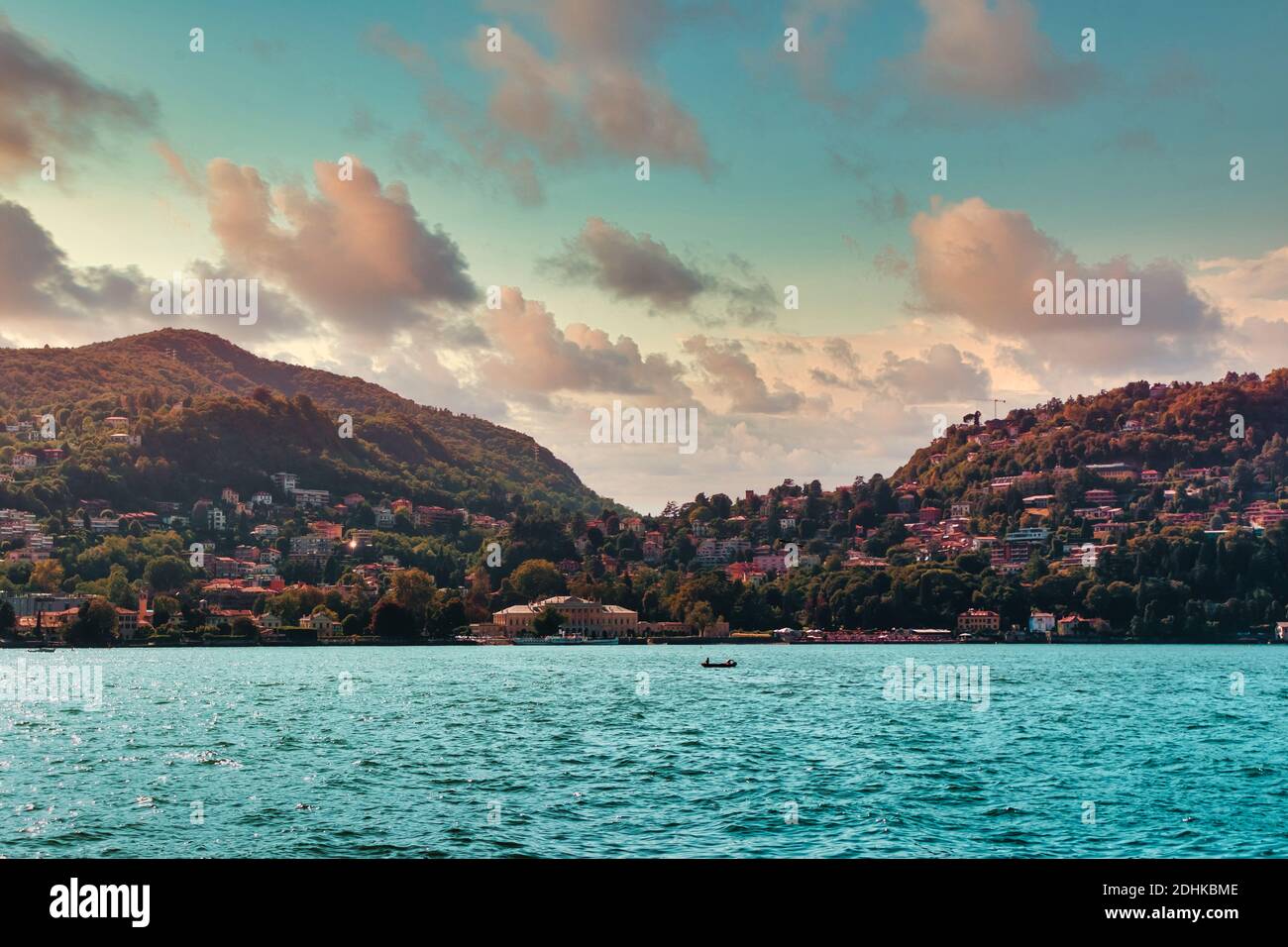 Lago di Como bellissimo paesaggio orizzonte d'acqua turchese con città e villaggi su altre sponde e montagne in Lombardia, Italia Foto Stock
