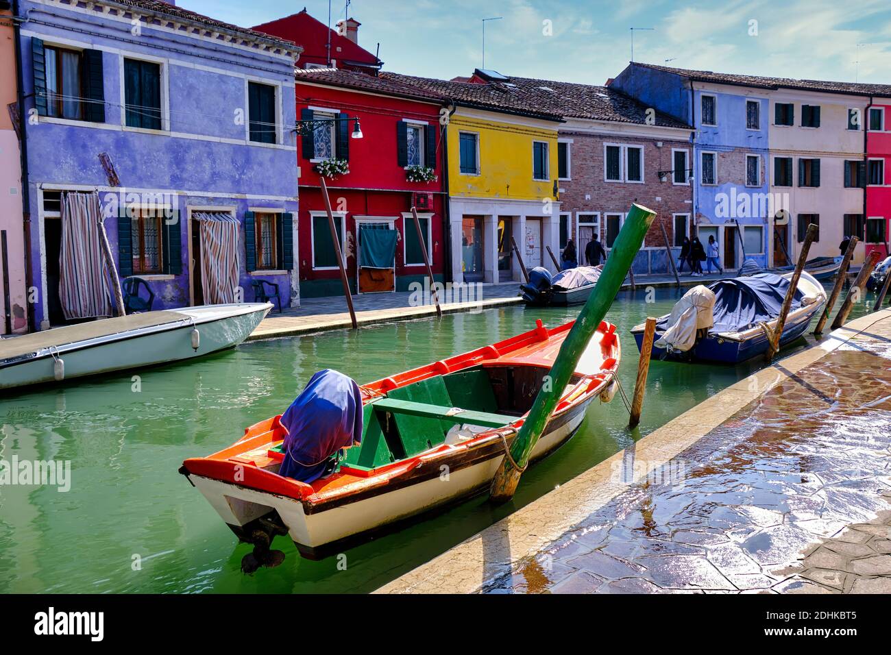 L'isola di Burano, vicino a Venezia, famosa per le sue graziose case di pescatori multicolore, per l'asciugatura giornaliera dei bucati, per i canali e i ristoranti, è una magne Foto Stock