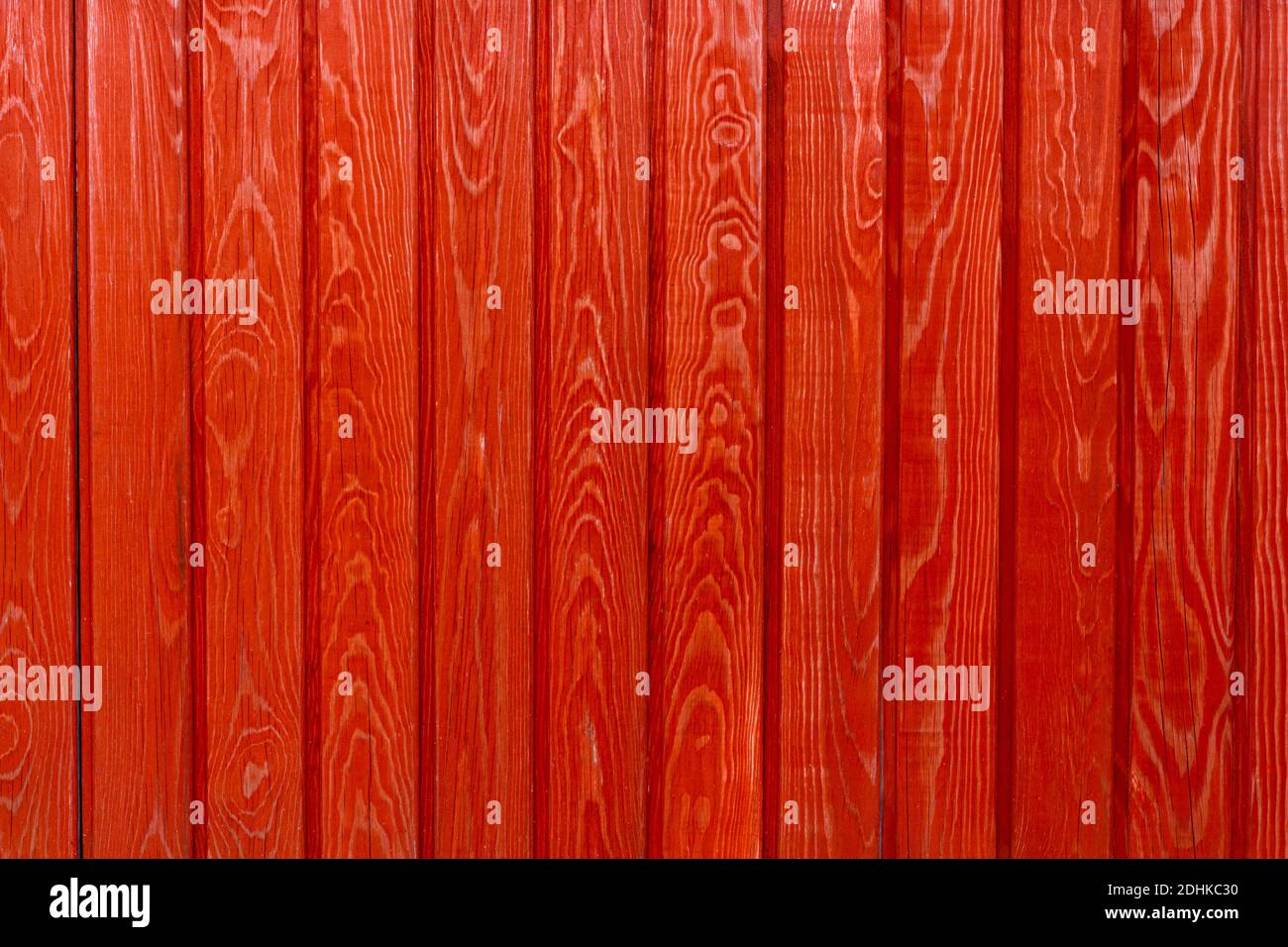 parete in legno di legno di legno naturale pino dipinto rosso brillante Foto Stock