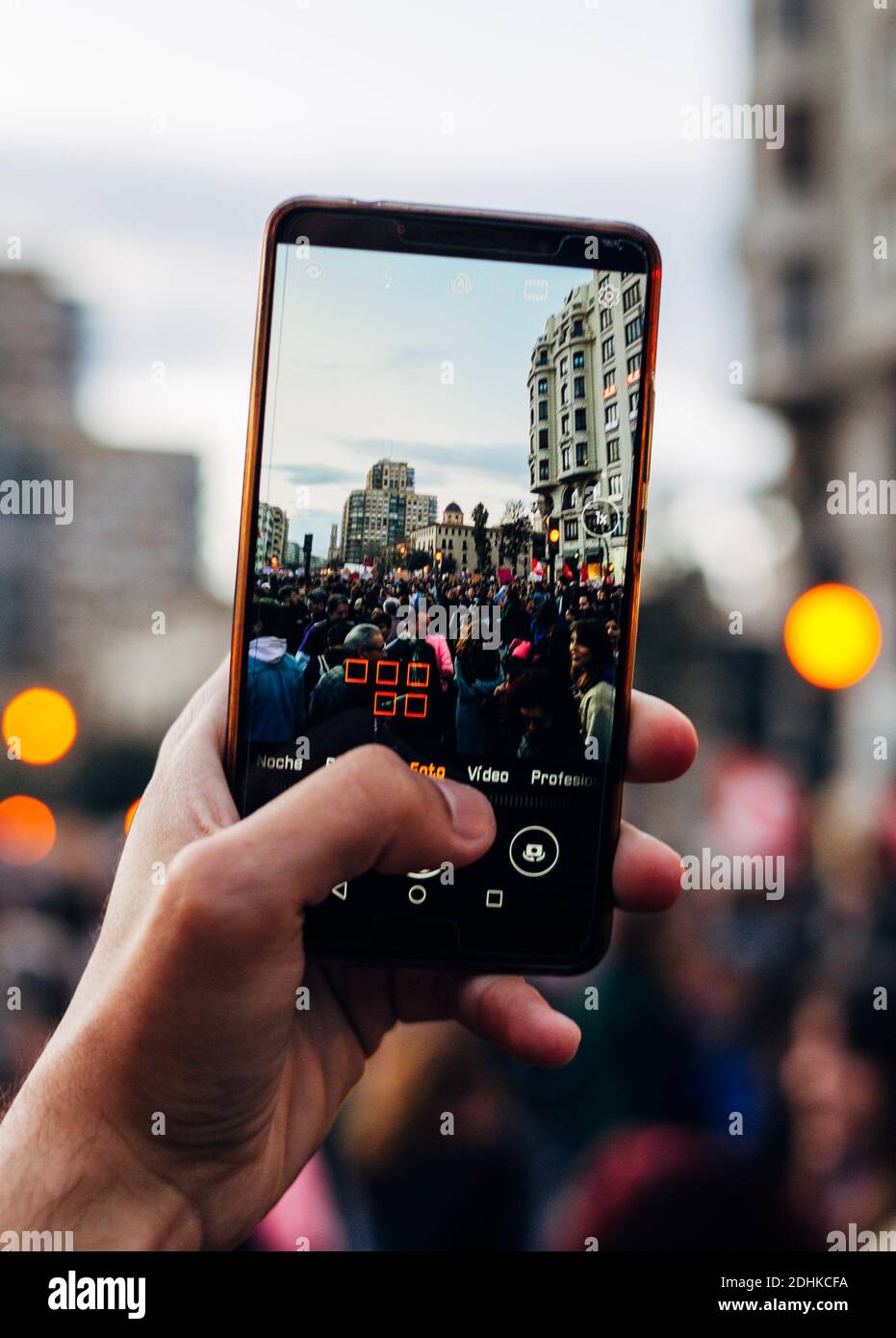 VALENCIA, SPAGNA - Mar 11, 2020: POV Fotografia di un cellulare fare una foto a persone ed edifici in dimostrazione femminista. Foto Stock