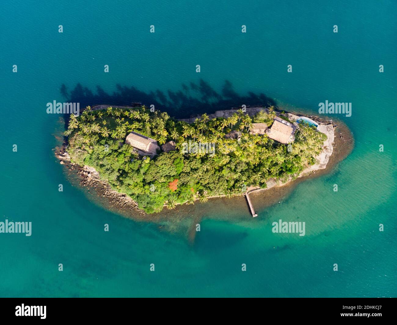 L'isola privata di Ilha das Cabras al largo di Ilhabela, se Brasile, visto dall'alto. Foto Stock