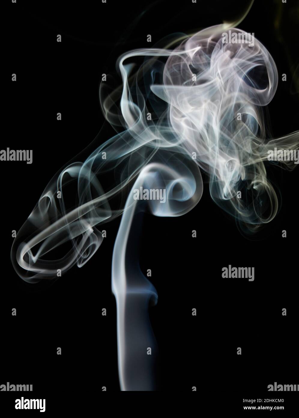 Seta forma fumo vortice flusso su sfondo nero isolato Foto Stock