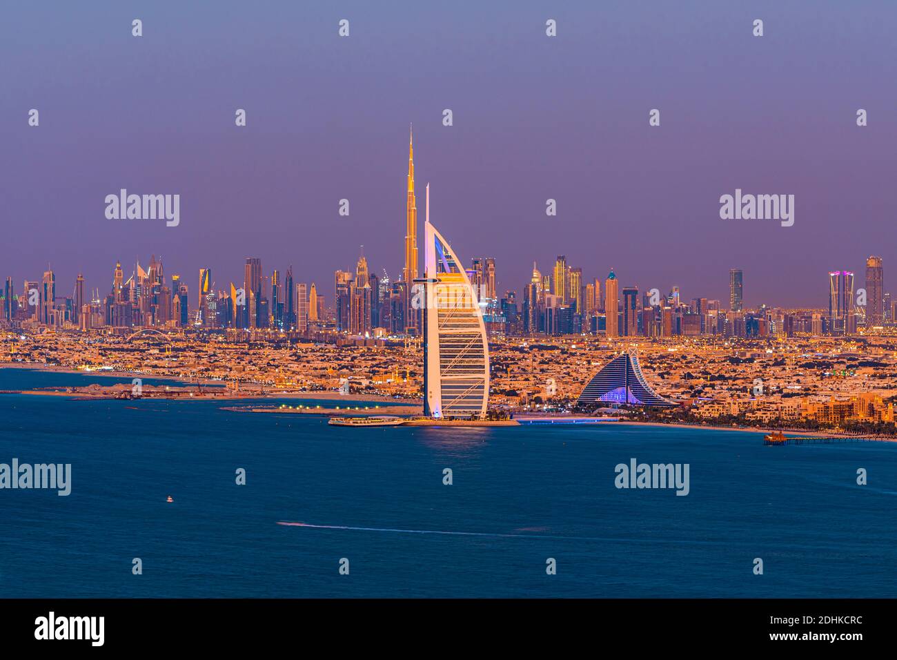 Città di Dubai - incredibile skyline del centro e famosa spiaggia di Jumeirah al tramonto, Emirati Arabi Uniti Foto Stock