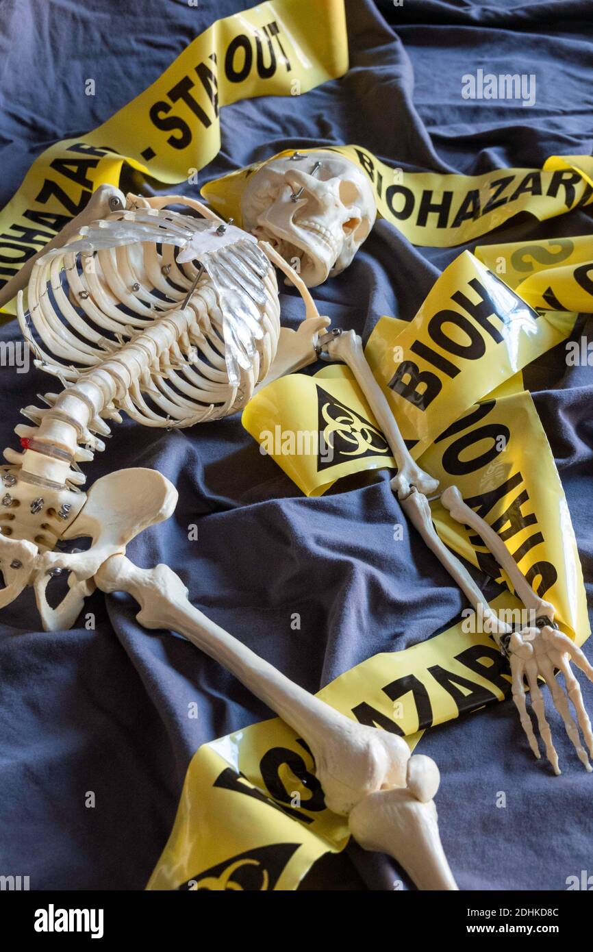 Resti umani coperti con nastro adesivo presso il sito di rischio biologico, USA Foto Stock