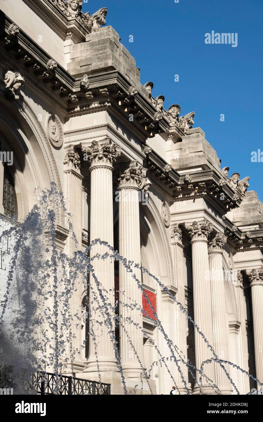 Il Metropolitan Museum of Art è un punto di riferimento storico in stile Beaux-Arts a New York City, Stati Uniti Foto Stock