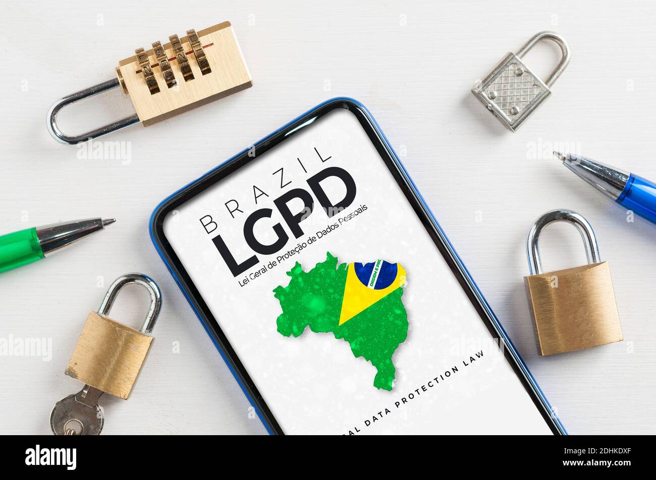 LGPD (legge brasiliana sulla protezione dei dati) Concept: Smartphone circondato da lucchetti con una pagina immaginaria che mostra un link per leggere il profilo dati brasiliano Foto Stock