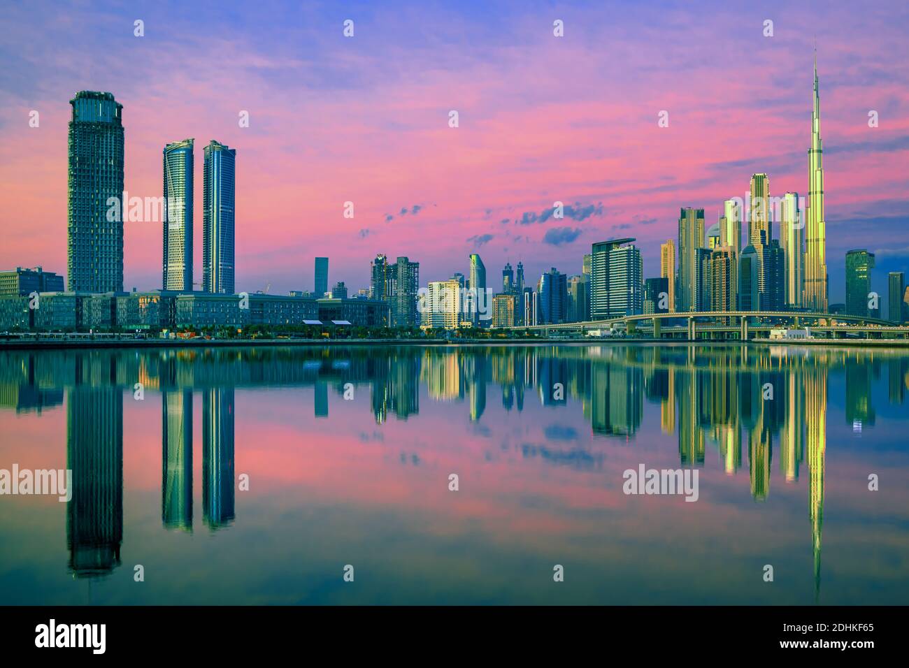 Vista del centro di Dubai all'alba, Emirati Arabi Uniti Foto Stock