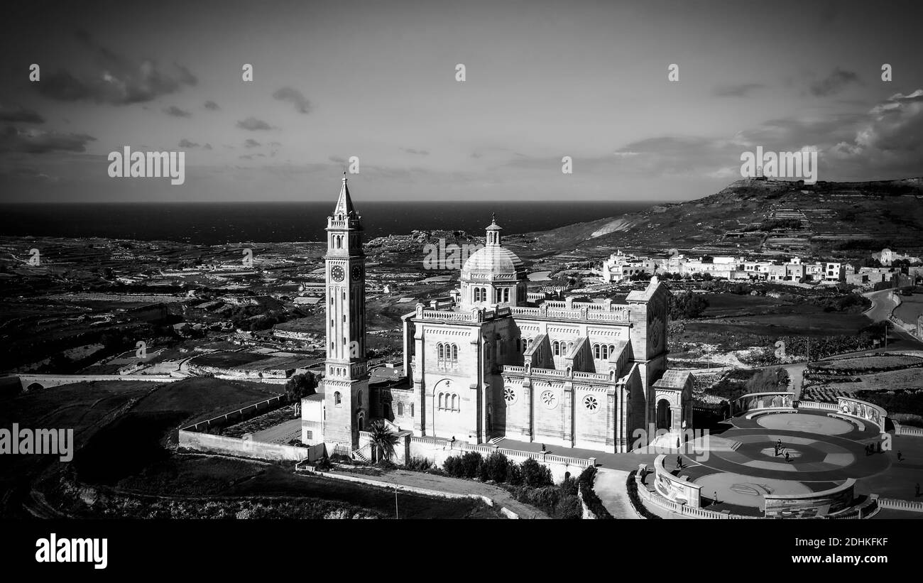 Famosa chiesa di Ta Pinu sull'isola di Gozo - Malta dall'alto Foto Stock