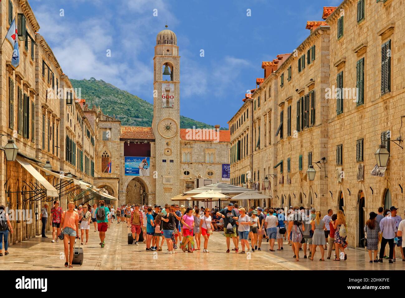 Stradun street e la torre dell orologio nella Città Vecchia di Dubrovnik, Dalmazia, Croazia. Foto Stock