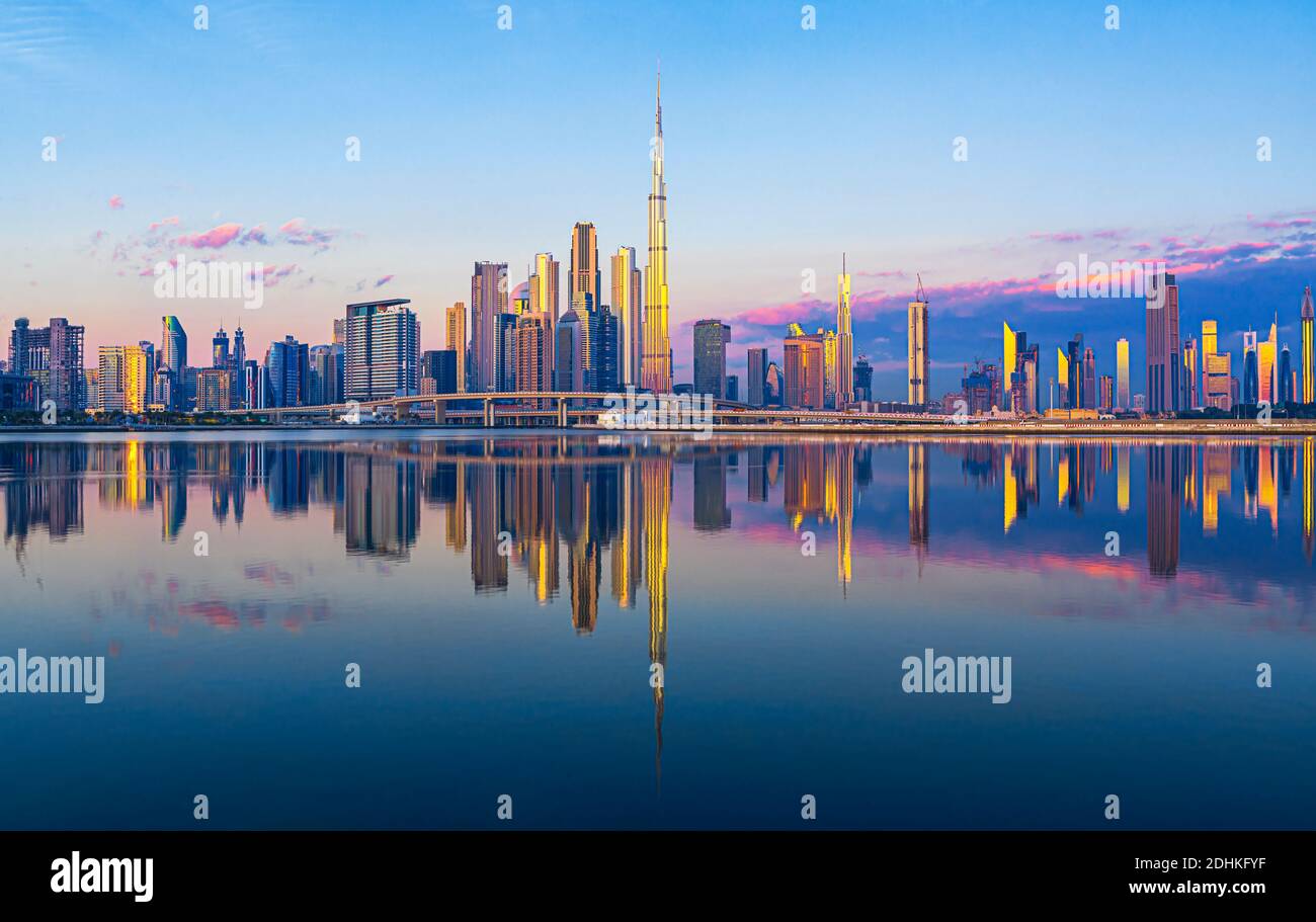 Vista del centro di Dubai all'alba, Emirati Arabi Uniti Foto Stock