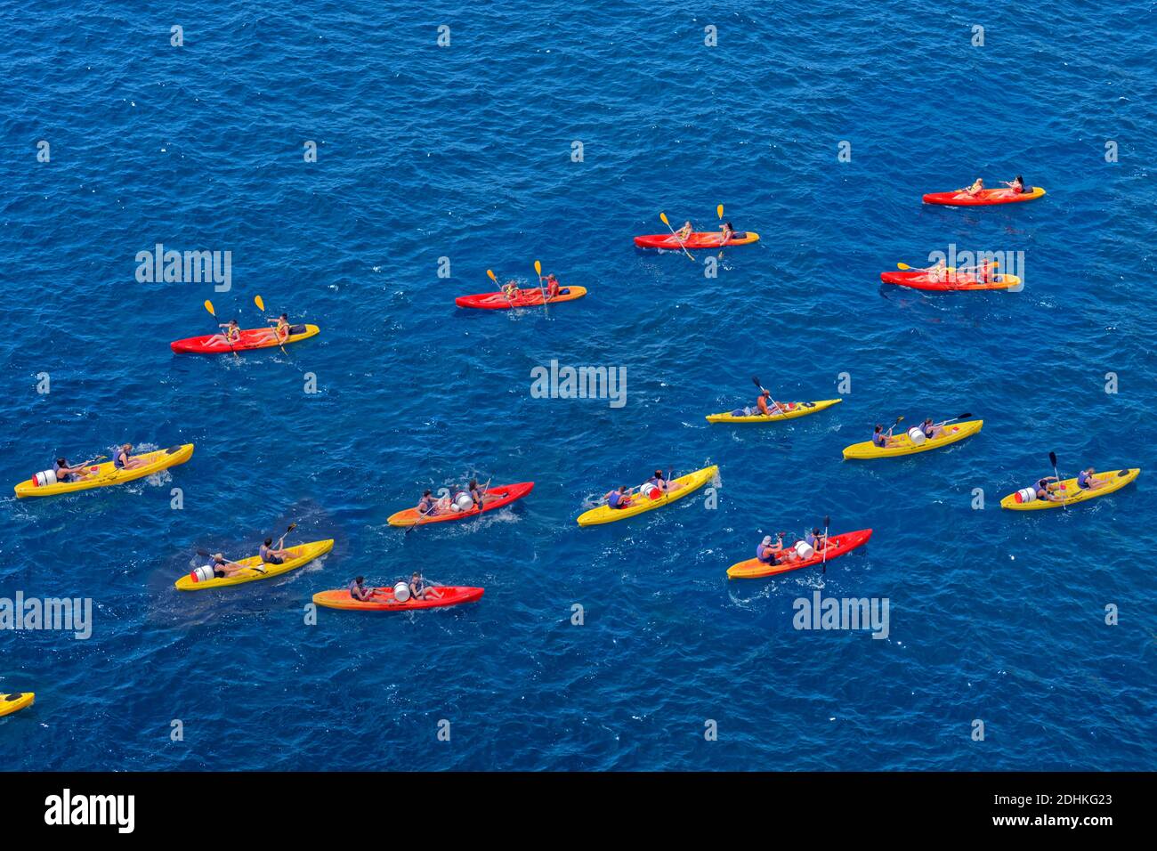 Noleggio di gruppi di turisti in kayak nel Mediterraneo. Foto Stock