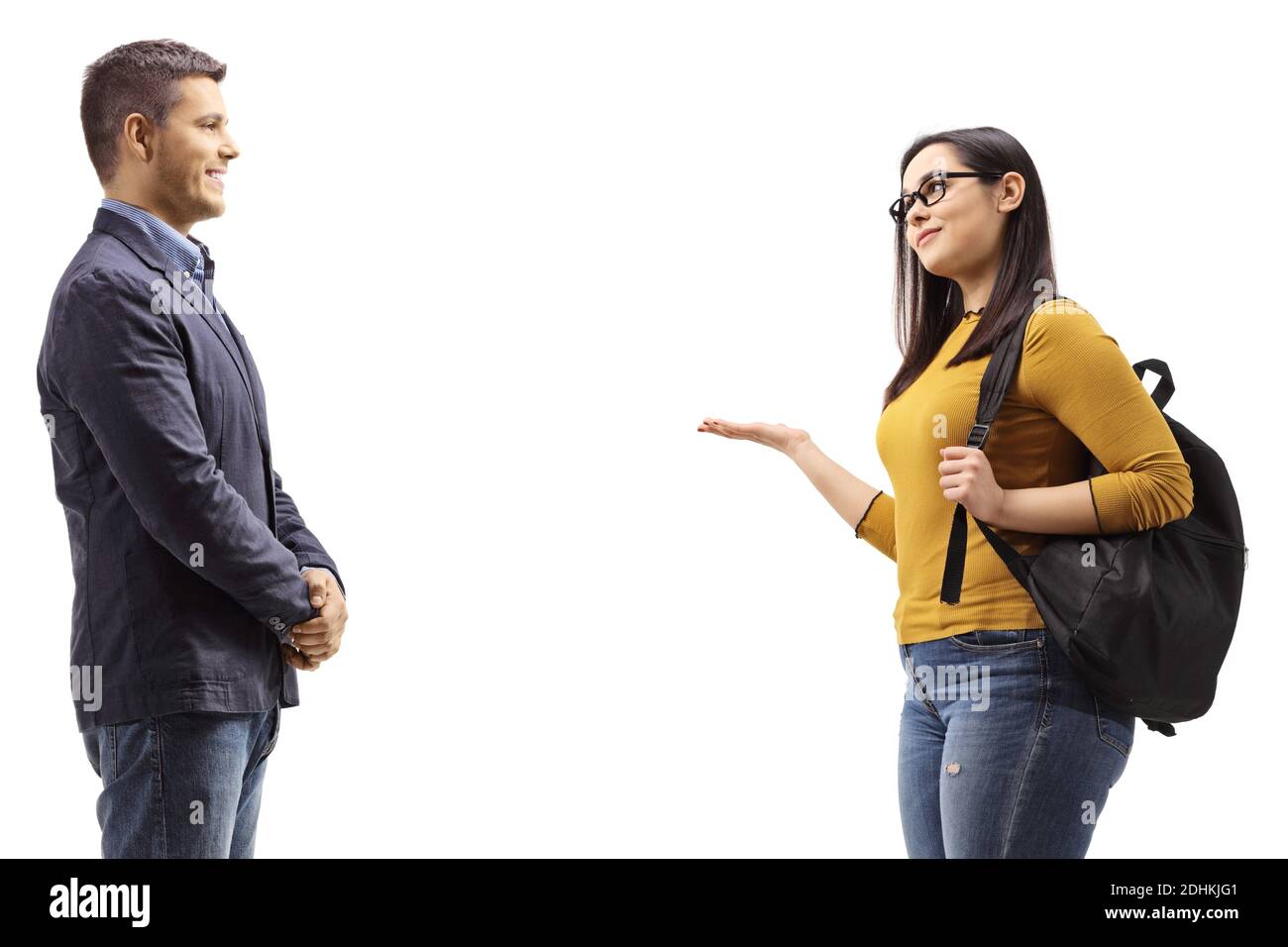 Studentessa gesturing con la mano e parlando con un uomo isolato su sfondo bianco Foto Stock