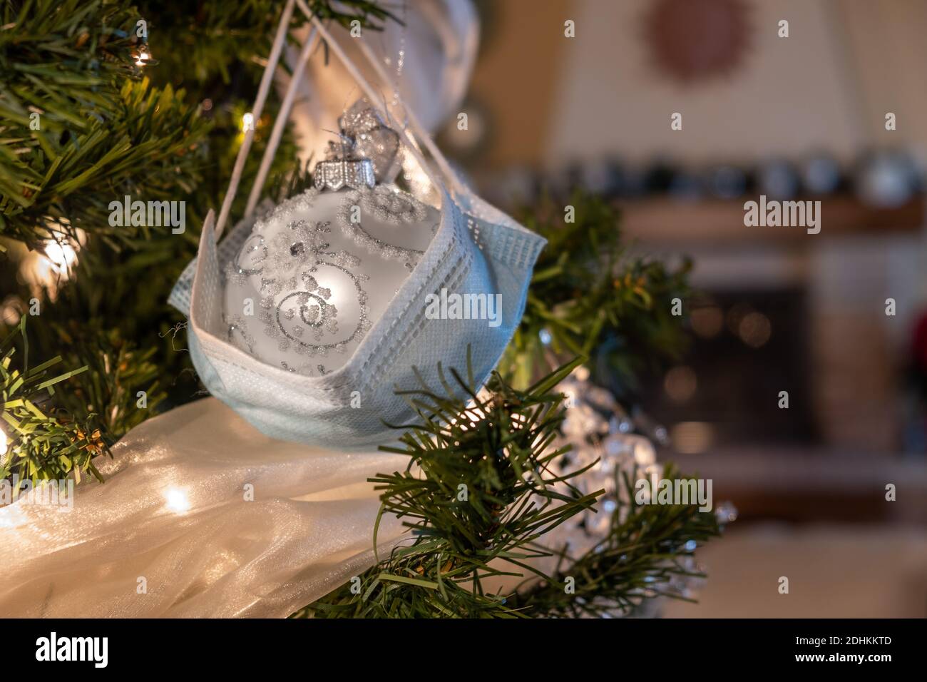 Dicembre 2020 - Milano: Decorazione dell'albero di Natale durante la pandemia di Covid-19 Foto Stock