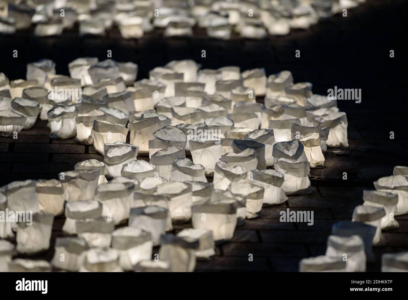 Berlino, Berlino, Germania. 11 Dicembre 2020. Le candele si possono vedere di fronte al Brandenbug Gate. Con la scritta fatta di migliaia di candele, gli organizzatori intorno al movimento climatico venerdì per il futuro vogliono richiamare l'attenzione del governo tedesco sul rispetto di questo obiettivo in occasione del quinto anniversario dell'accordo sul clima di Parigi del 12 dicembre. Per raggiungere ancora l'obiettivo a 1.5 gradi dell'accordo sul clima di Parigi, è necessaria una riduzione delle emissioni di CO2 di almeno il 60 per cento. Credit: Jan Scheunert/ZUMA Wire/Alamy Live News Foto Stock