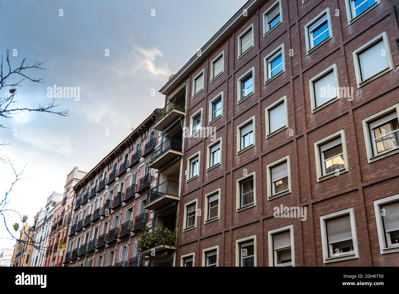 Paesaggio urbano con appartamenti residenziali di lusso nel quartiere Salamanca di Madrid. Controllo degli affitti e concetto immobiliare amd Foto Stock