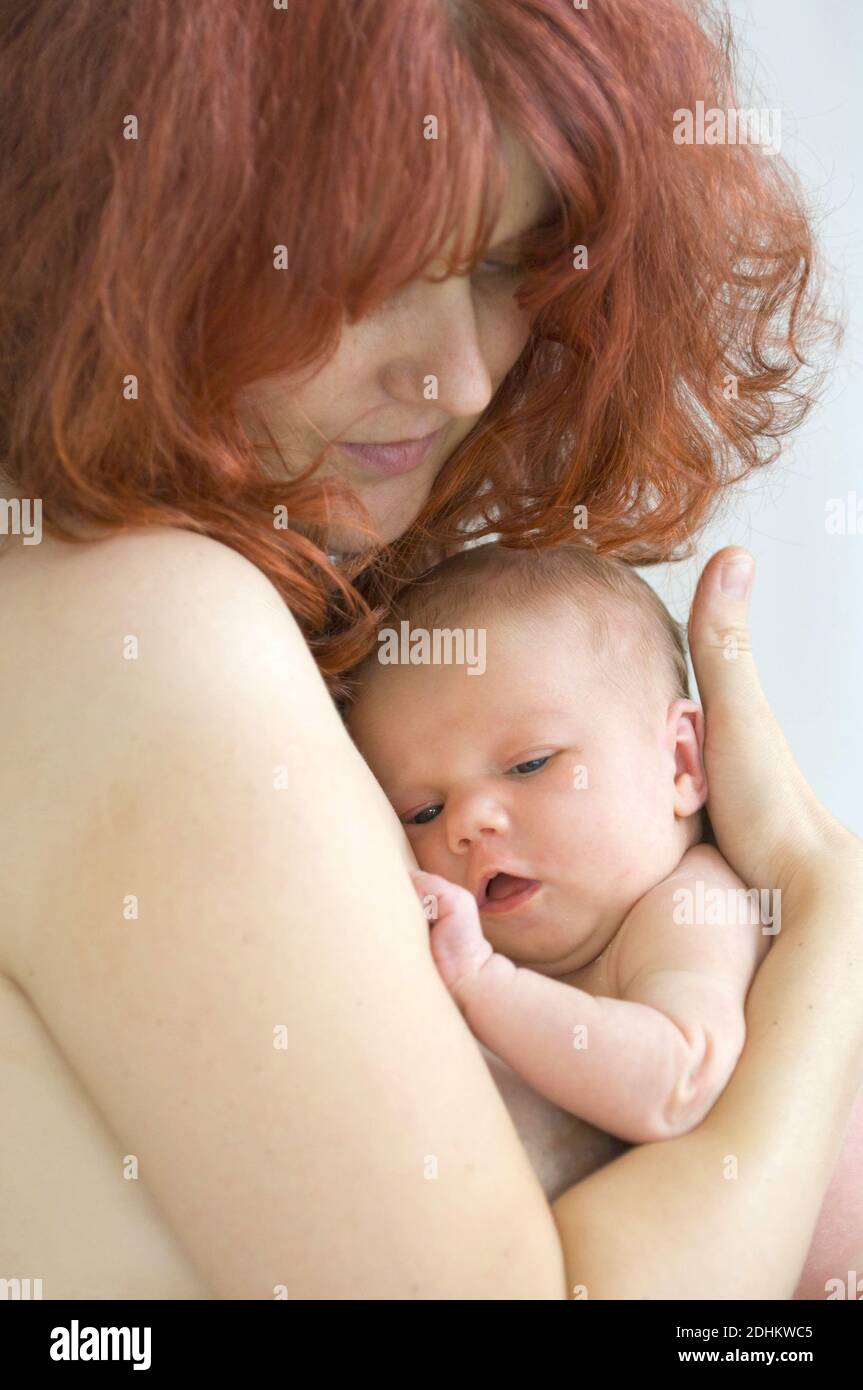 Modello rilasciato; Frau; Mutter; Kind; Kinder; Baby; Maedchen; Liebe; Mutterliebe; Foto Stock