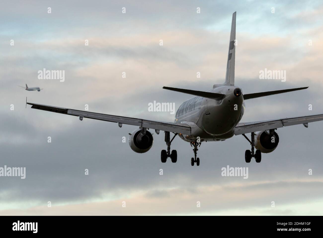 Operazioni di prima mattina su pista singola, arrivo e partenza, aerei jet airliner all'aeroporto Heathrow di Londra, Regno Unito, durante la pandemia COVID 19 Foto Stock