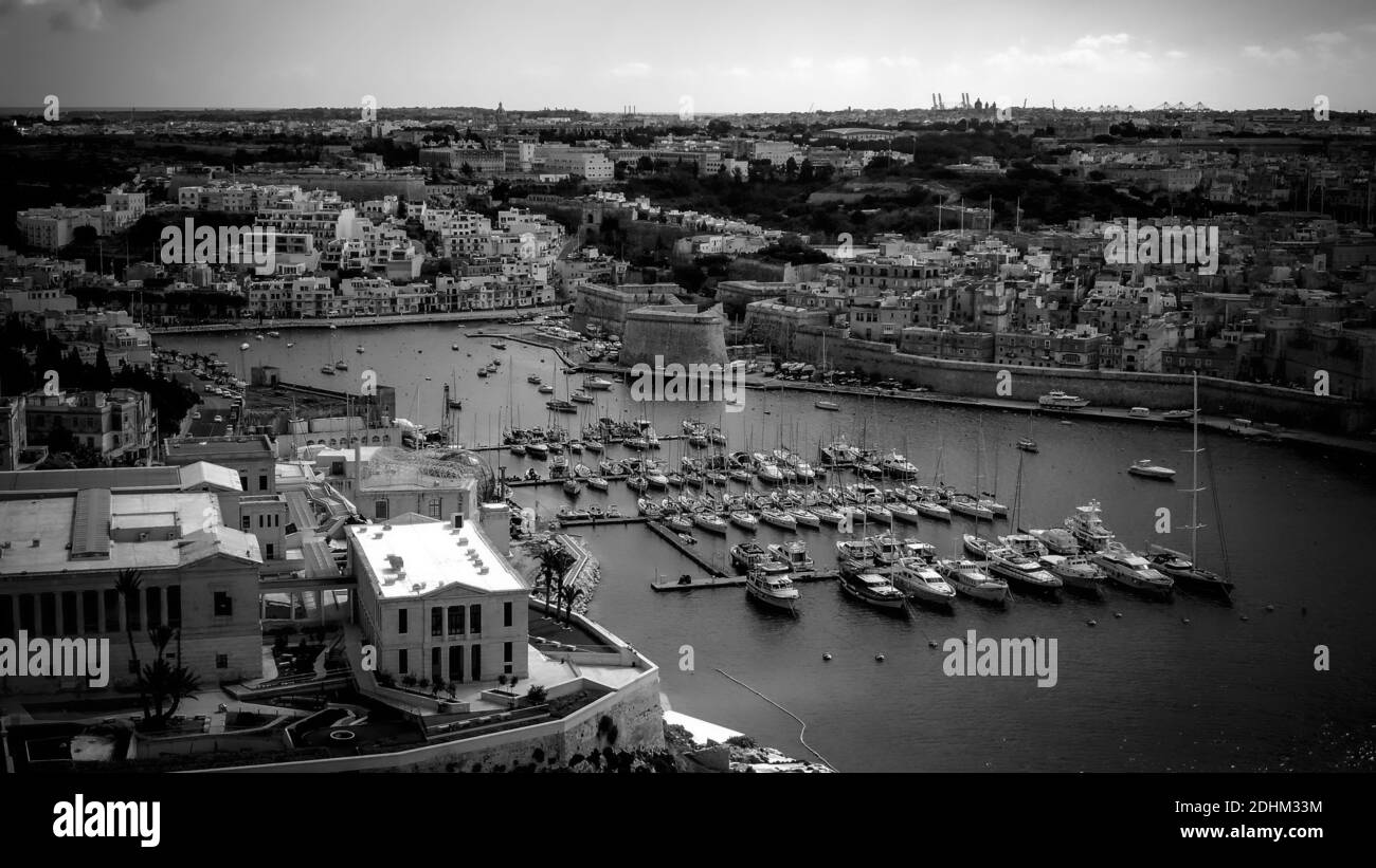 Bellissima baia di Rinella a Malta dall'alto Foto Stock