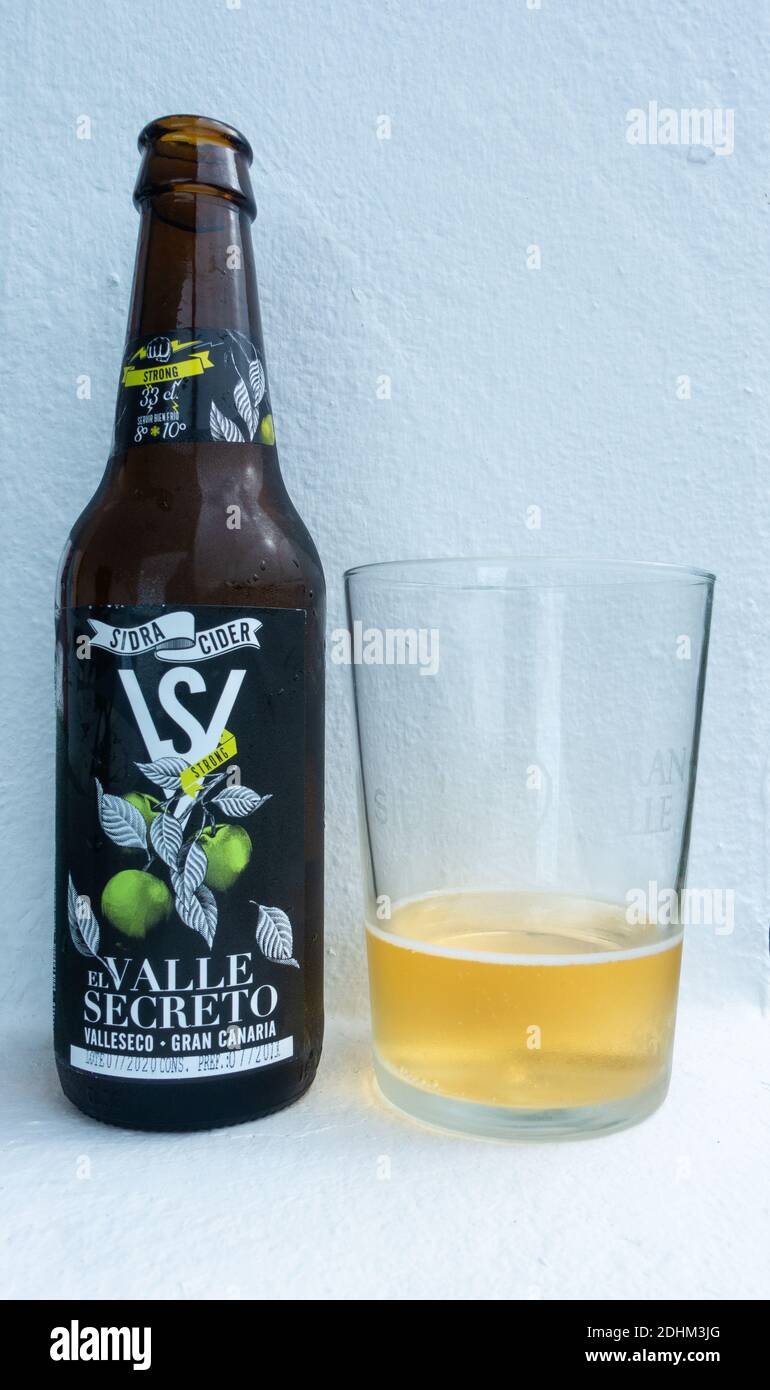 Bottiglia e bicchiere di sidro locale dal villaggio di Valleseco sulla Gran Canaria, Isole Canarie, Spagna Foto Stock