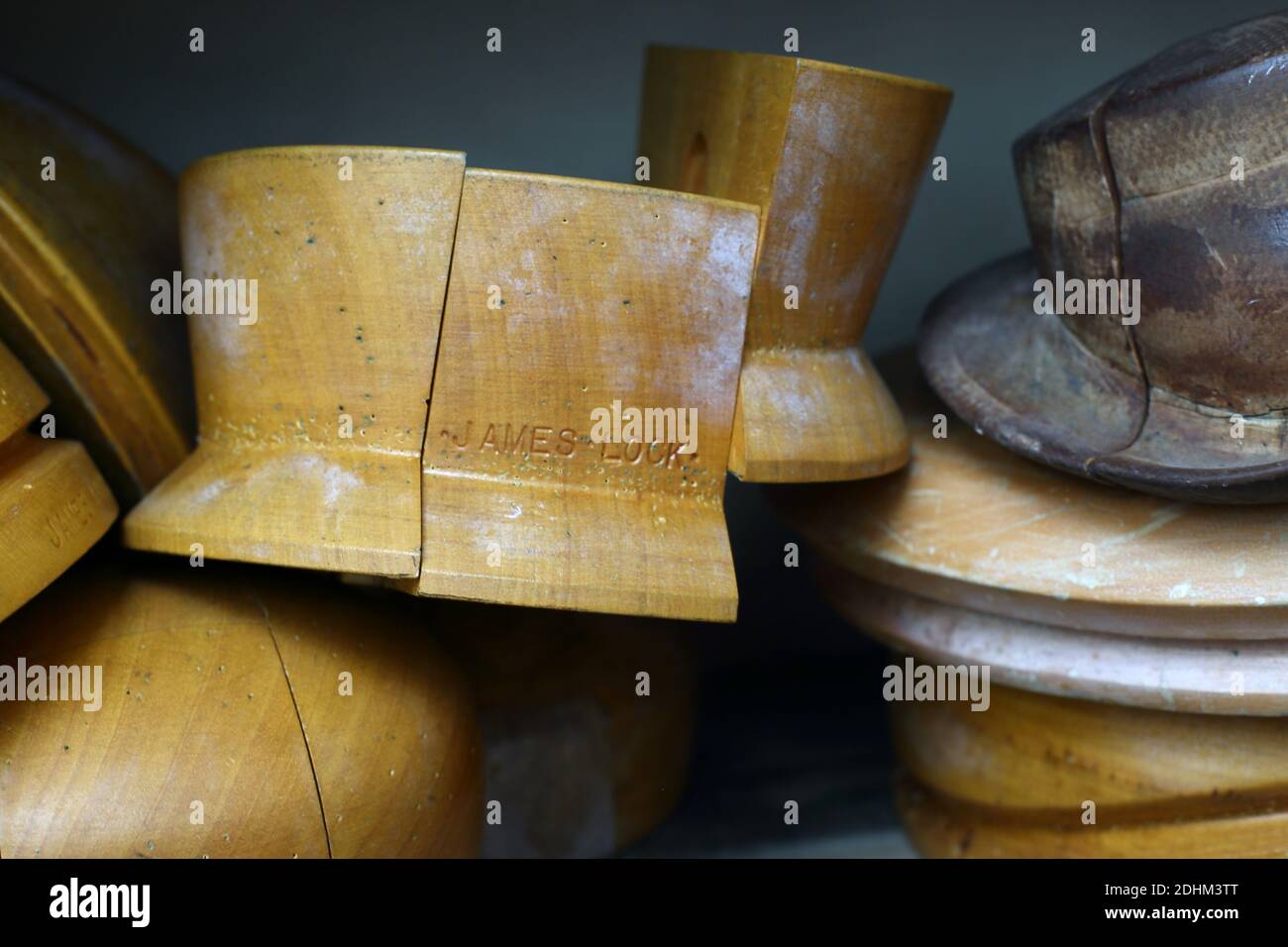 LOCK & Co Hatters a Londra riblocca, rifinisce e ripara i cappelli da uomo e da donna in loco nella palestra. Foto Stock