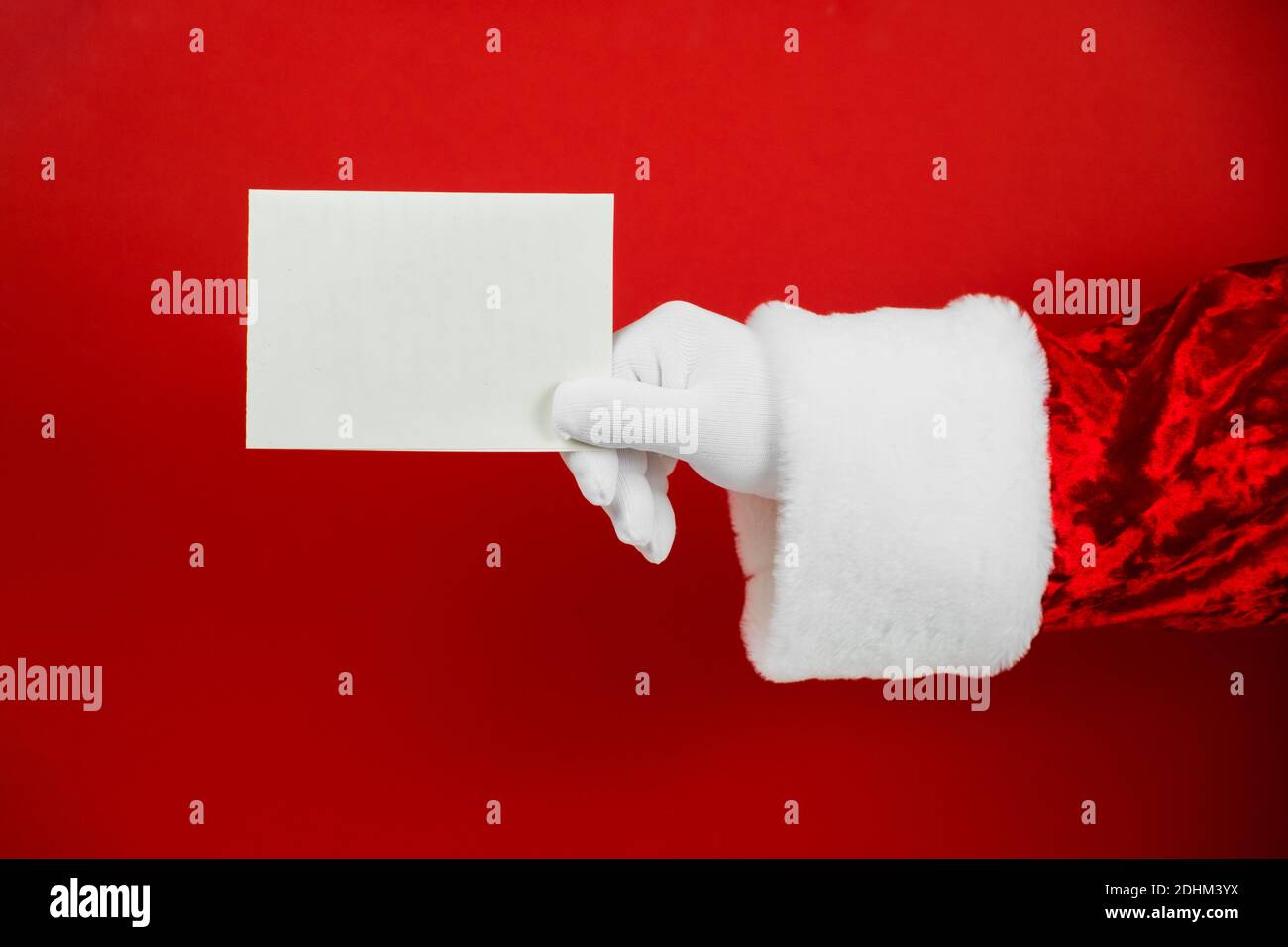 Mano di Babbo Natale che tiene vuoto il biglietto di Natale. Fock up segno vuoto Foto Stock