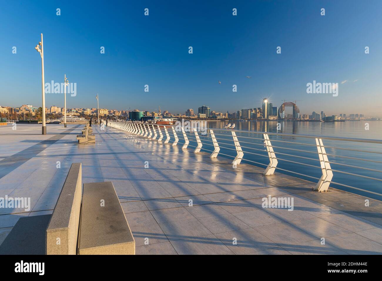 Mattina presto sul viale di mare a Baku Foto Stock