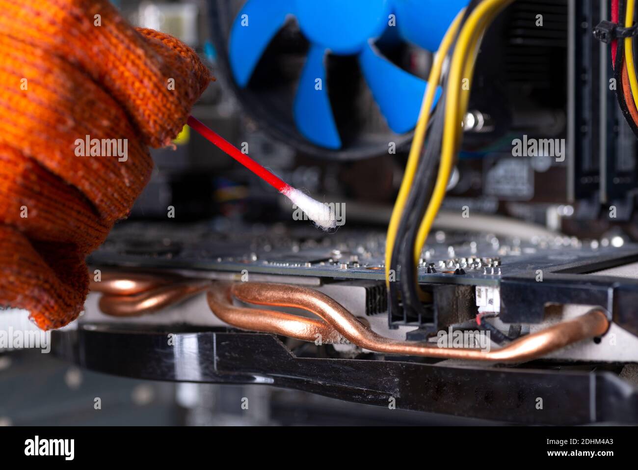 Parti interne di un vecchio personal computer. Scheda madre e scheda video polverose. La procedura guidata pulisce la scheda video. PC rotto. Foto Stock