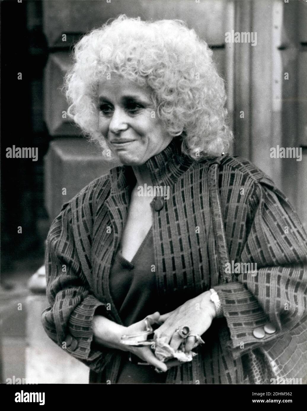 Gennaio 25, 1980 - 25 GENNAIO 1990 EARDEMLELFDSOR AL DOW Sum Blonde attrice BARBARA WINDSOR, è visto dopo aver lasciato Bow Street oourt questa mattina dopo dove suo marito RONNIE INIGHT,e 45 yearÃ¢â‚¬â'old nightclub owner twee rimandò ancora una volta &deg;Re è accusato di uccidere il cameriere Alfredo .i'aliar Tony' Zosparelll ad un tavolo Soho Pirball nel 1974. (Credit Image: © Keystone Pictures USA/ZUMAPRESS.com) Foto Stock