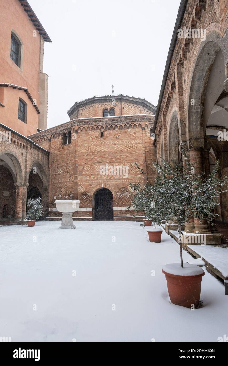 Neve che cade nel cortile della Basilica di Santo Stefano, Bologna, Italia. Foto Stock