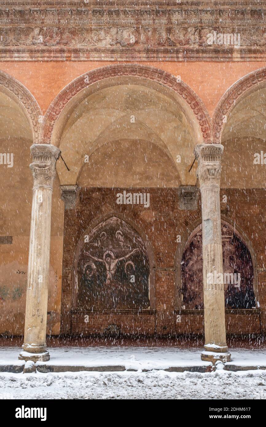 Neve che cade fuori dalla Chiesa di San Giacomo maggiore in Piazza Rossini nel centro storico di Bologna Foto Stock