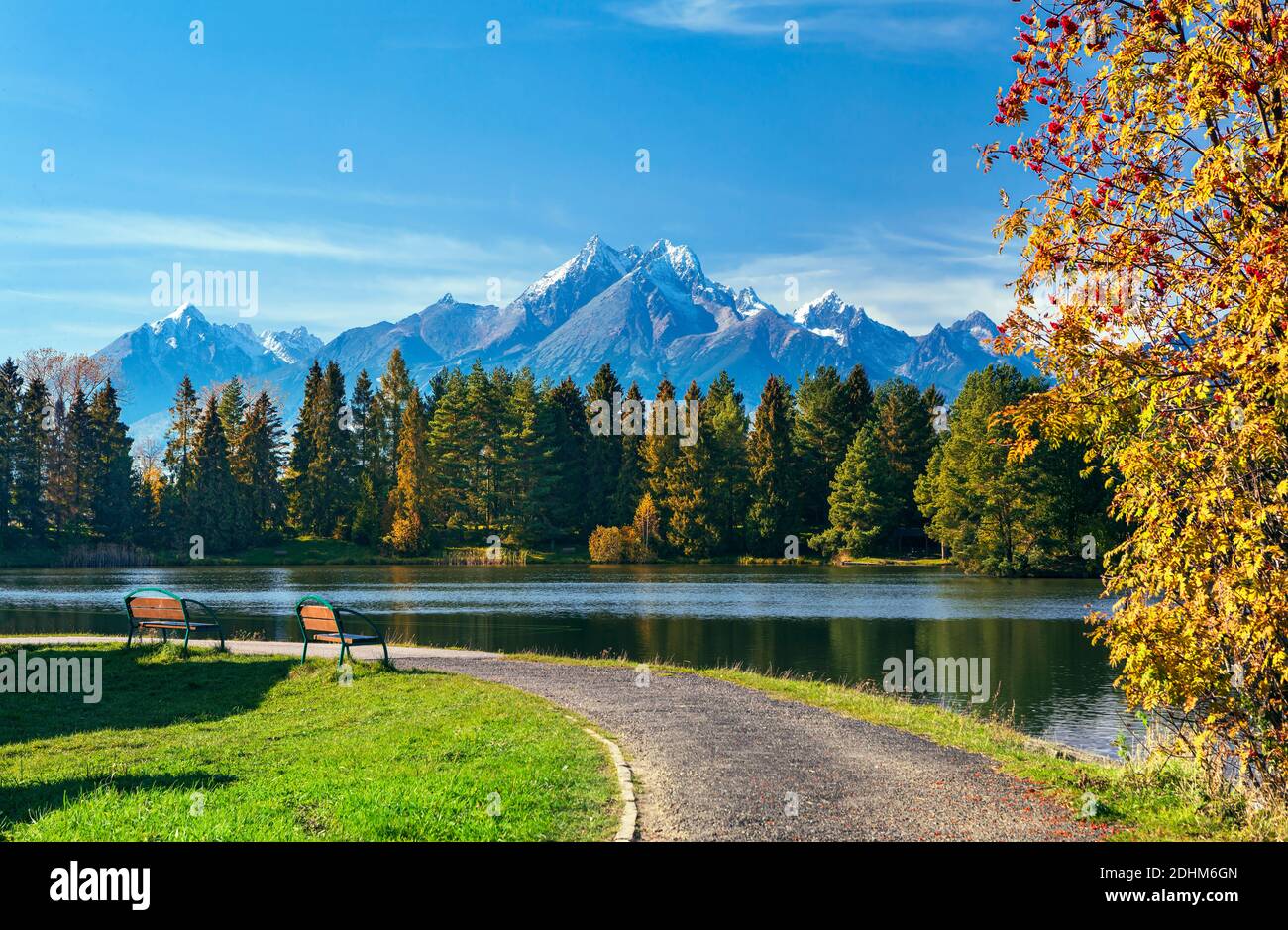 Vista dell'alba nel parco nazionale delle montagne degli alti Tatra e sul lago di montagna Strbske pleso (lago Strbske) in Slovacchia Foto Stock