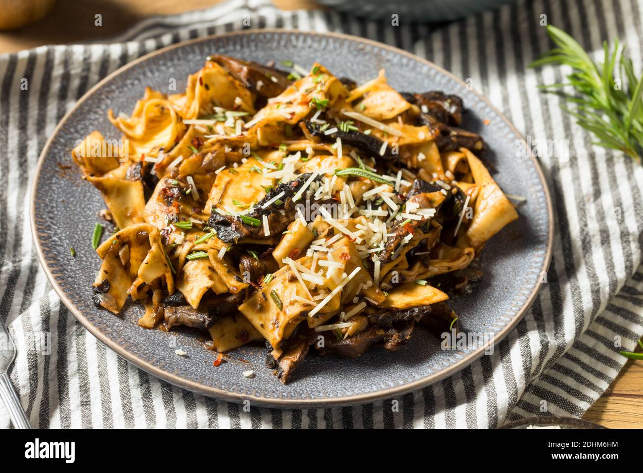 Funghi Pappardelle Pasta fatti in casa con rosmarino e formaggio Foto Stock