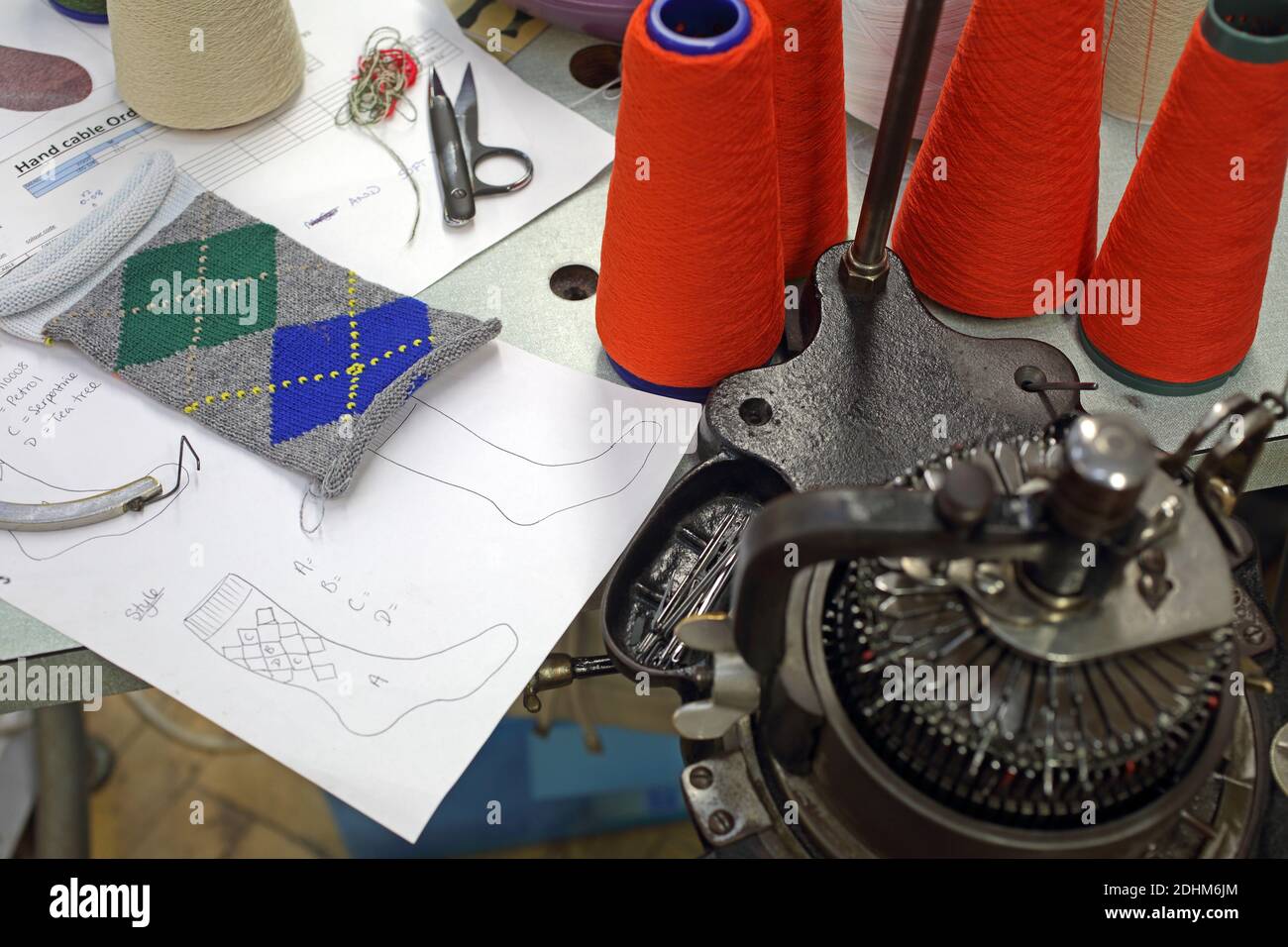 Ciascuno di questi calzini Burlington è fatto individualmente su una macchina di maglia di mano da un lavoratore altamente qualificato. Foto Stock