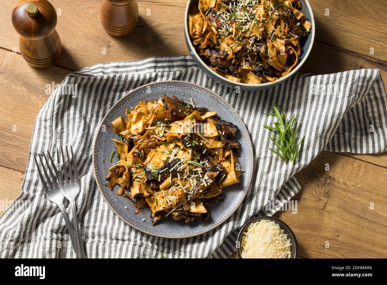 Funghi Pappardelle Pasta fatti in casa con rosmarino e formaggio Foto Stock