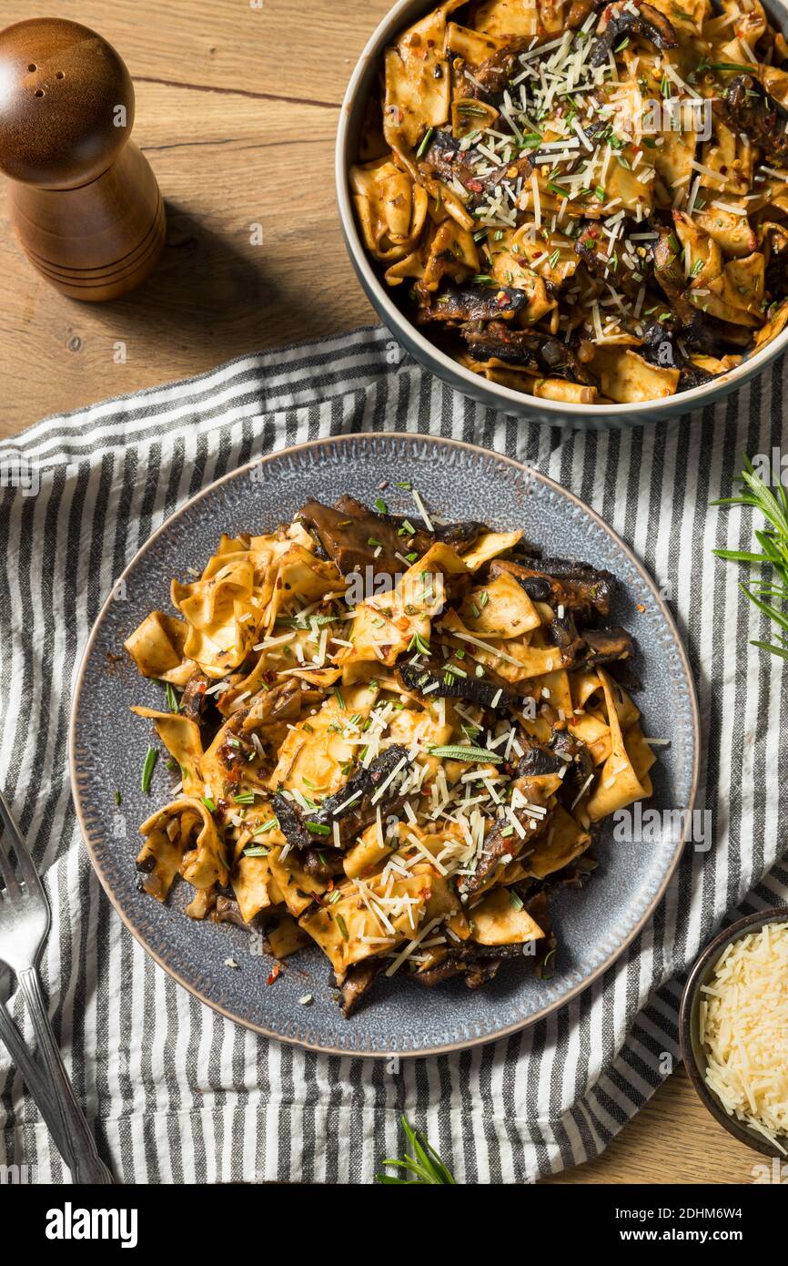 Funghi Pappardelle Pasta fatti in casa con rosmarino e formaggio Foto Stock