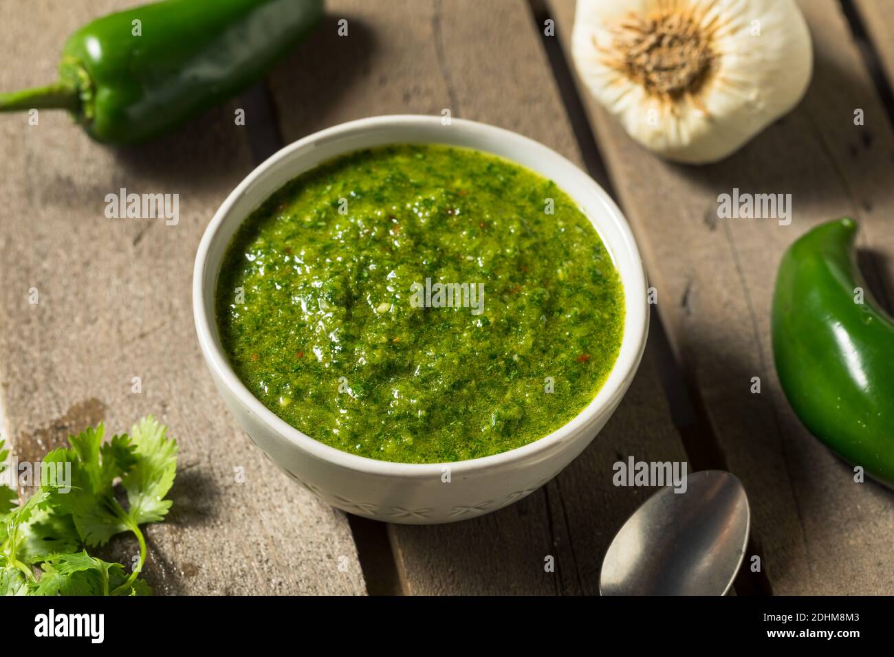 Salsa di Zhug mediorientale fatta in casa con Cilantro e Jalapenos Foto Stock