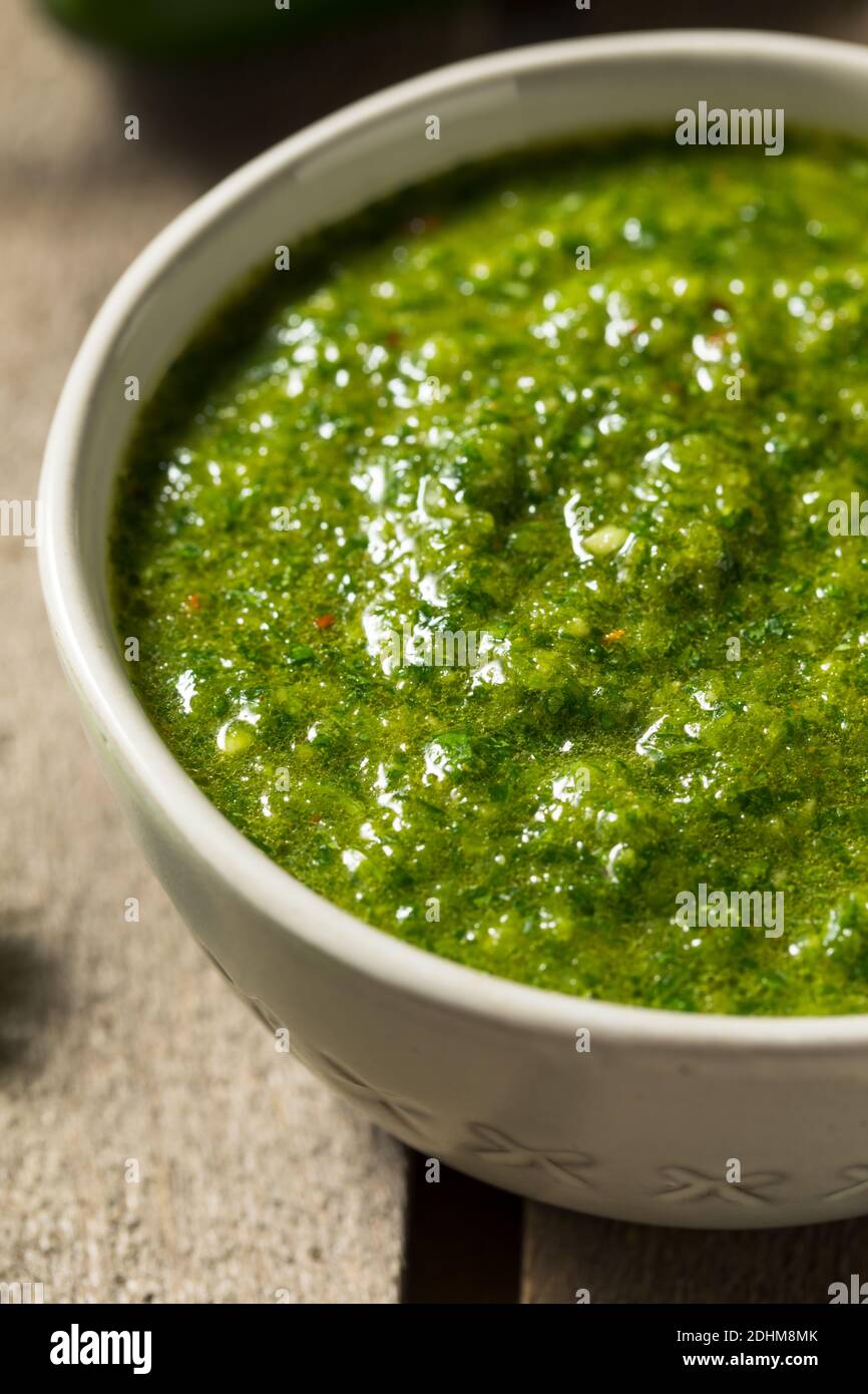 Salsa di Zhug mediorientale fatta in casa con Cilantro e Jalapenos Foto Stock