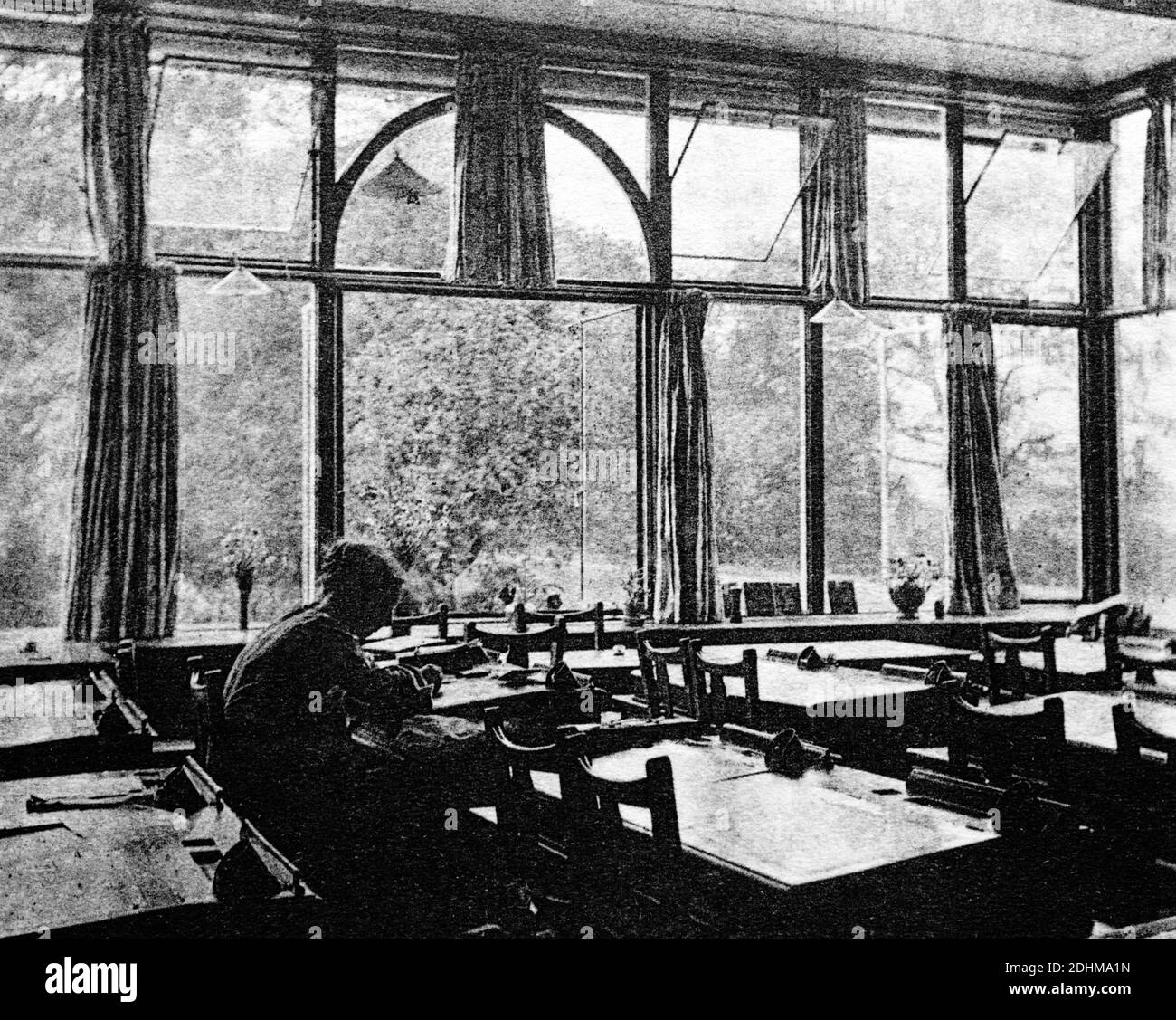 Una vista storica di una classe nel Mount, una scuola di ragazze del Quacker a York, Yorkshire, Inghilterra, Regno Unito. Tratto da una cartolina c.. 1904. Foto Stock