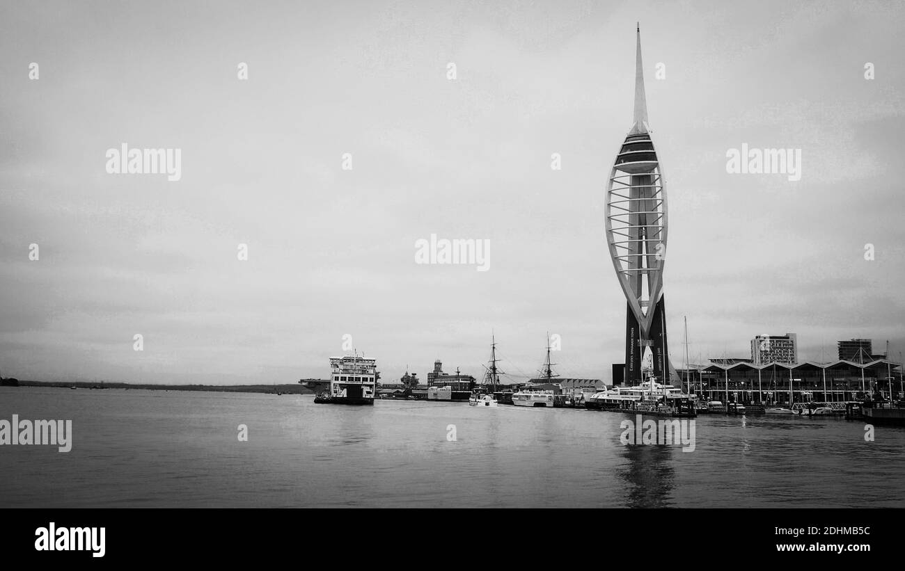 Porto di Portsmouth Inghilterra con Spinnaker Tower in bianco e nero - PORTSMOUTH, INGHILTERRA - 29 DICEMBRE 2019 Foto Stock