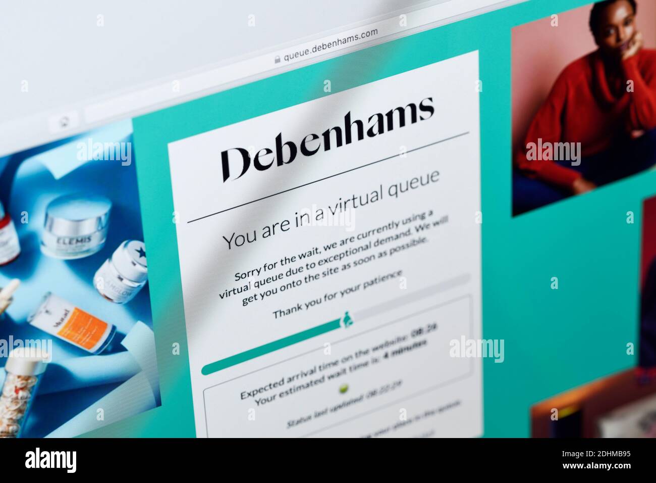 Il sito Web di Debenhams che mostra un sistema di accodamento virtuale dovuto a. un grande volume di traffico Foto Stock