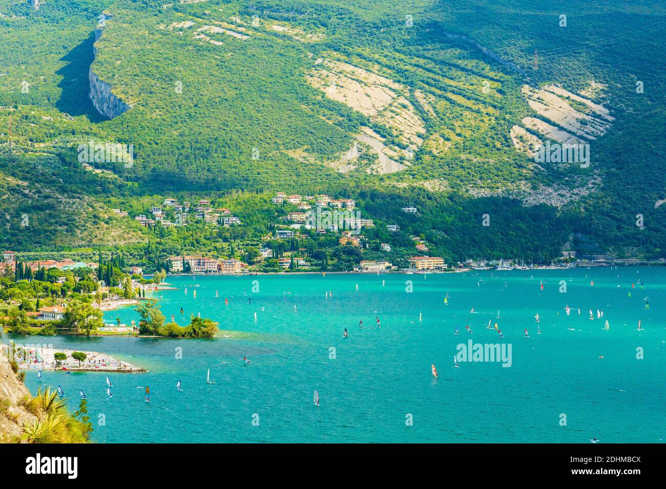 Vista aerea presso la popolare villaggi turistici Linfano e Torbole a nord del lago di Garda, Italia. su una bella giornata d'estate. Blu acqua, rocce, mountai Foto Stock