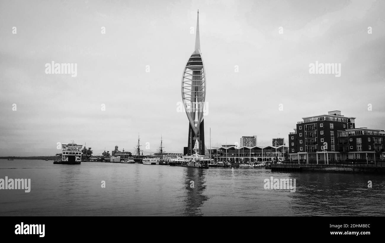 Porto di Portsmouth Inghilterra con Spinnaker Tower in bianco e nero - PORTSMOUTH, INGHILTERRA - 29 DICEMBRE 2019 Foto Stock