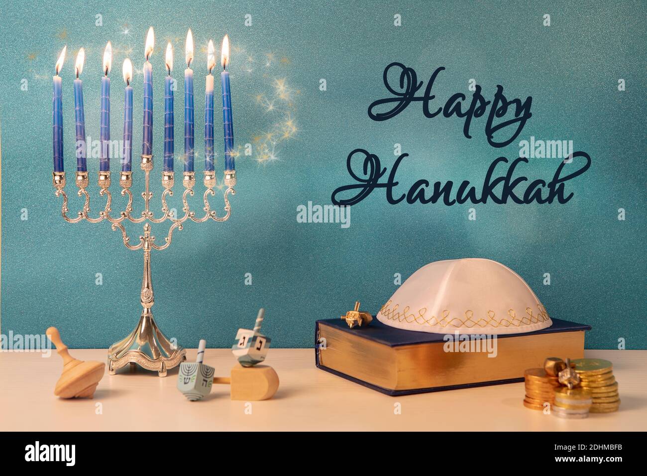 saluti con la festa religiosa ebraica hanukkah con il tradizionale lampadario menorah, girando top giocattoli (dreidel) e altri attributi Foto Stock