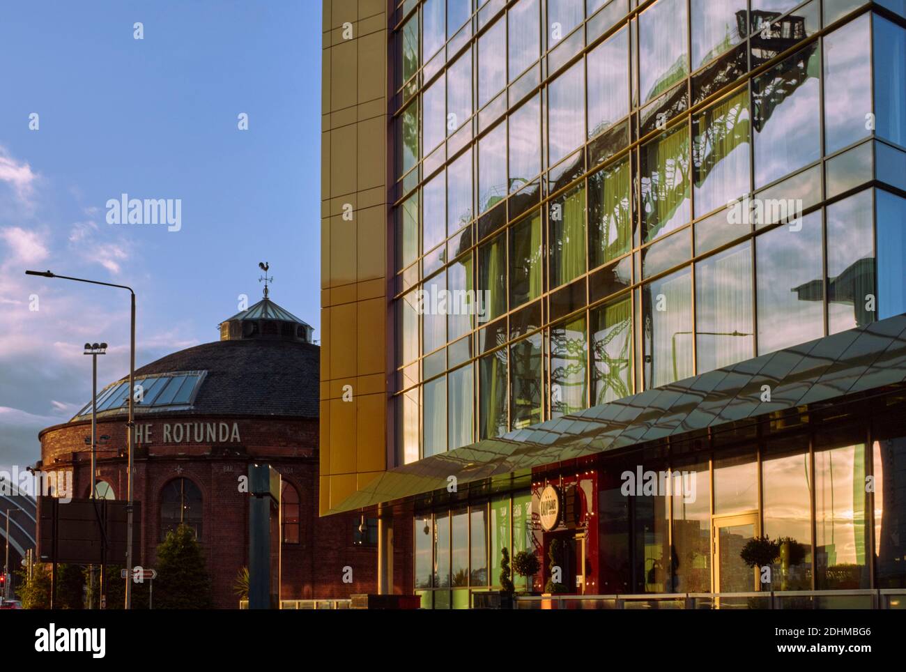 L'hotel Radisson Red nel quartiere Finnieston di Glasgow ha una finitura perlescente che cambia colore con il punto panoramico. Foto Stock