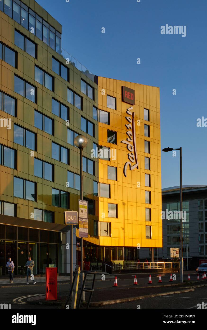 L'hotel Radisson Red nel quartiere Finnieston di Glasgow ha una finitura perlescente che cambia colore con il punto panoramico. Foto Stock