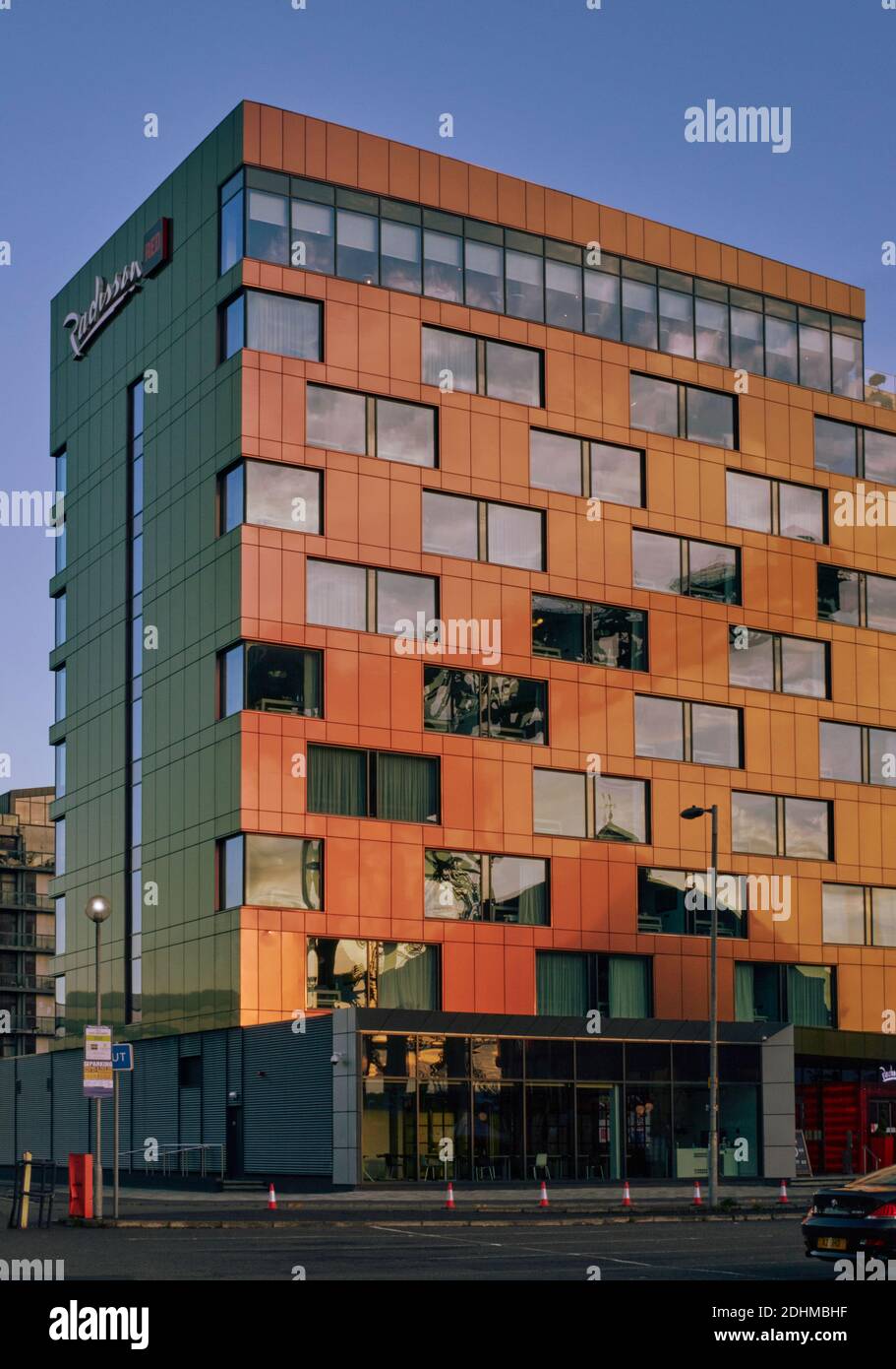 L'hotel Radisson Red nel quartiere Finnieston di Glasgow ha una finitura perlescente che cambia colore con il punto panoramico. Foto Stock