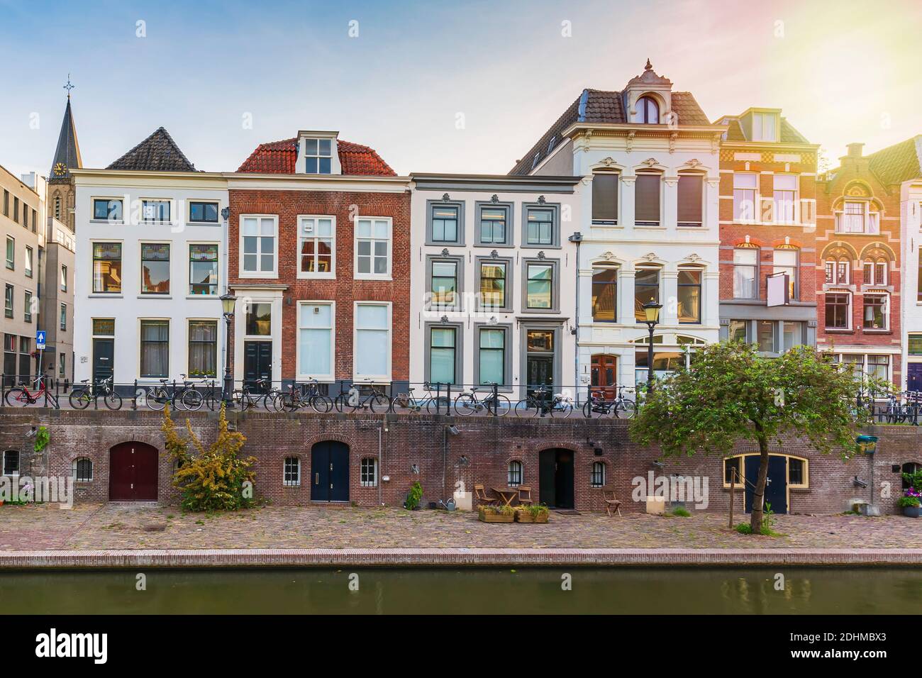 Tradizionali case olandesi, strade e ponti durante il tramonto. Canale Oudegracht, centro di Utrecht. Immagine HDR High Dynamic Range Foto Stock